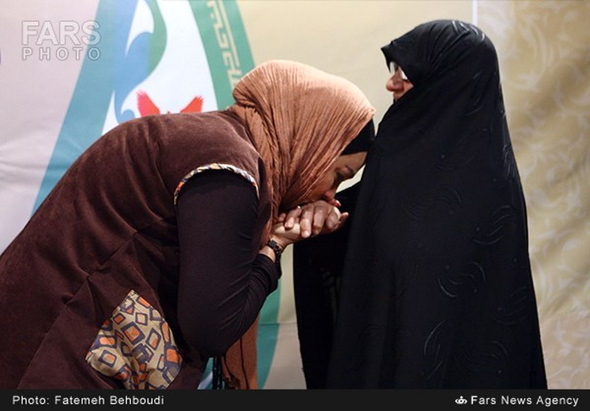 بوسه کارگردان زن بردست مادرشهید/عکس