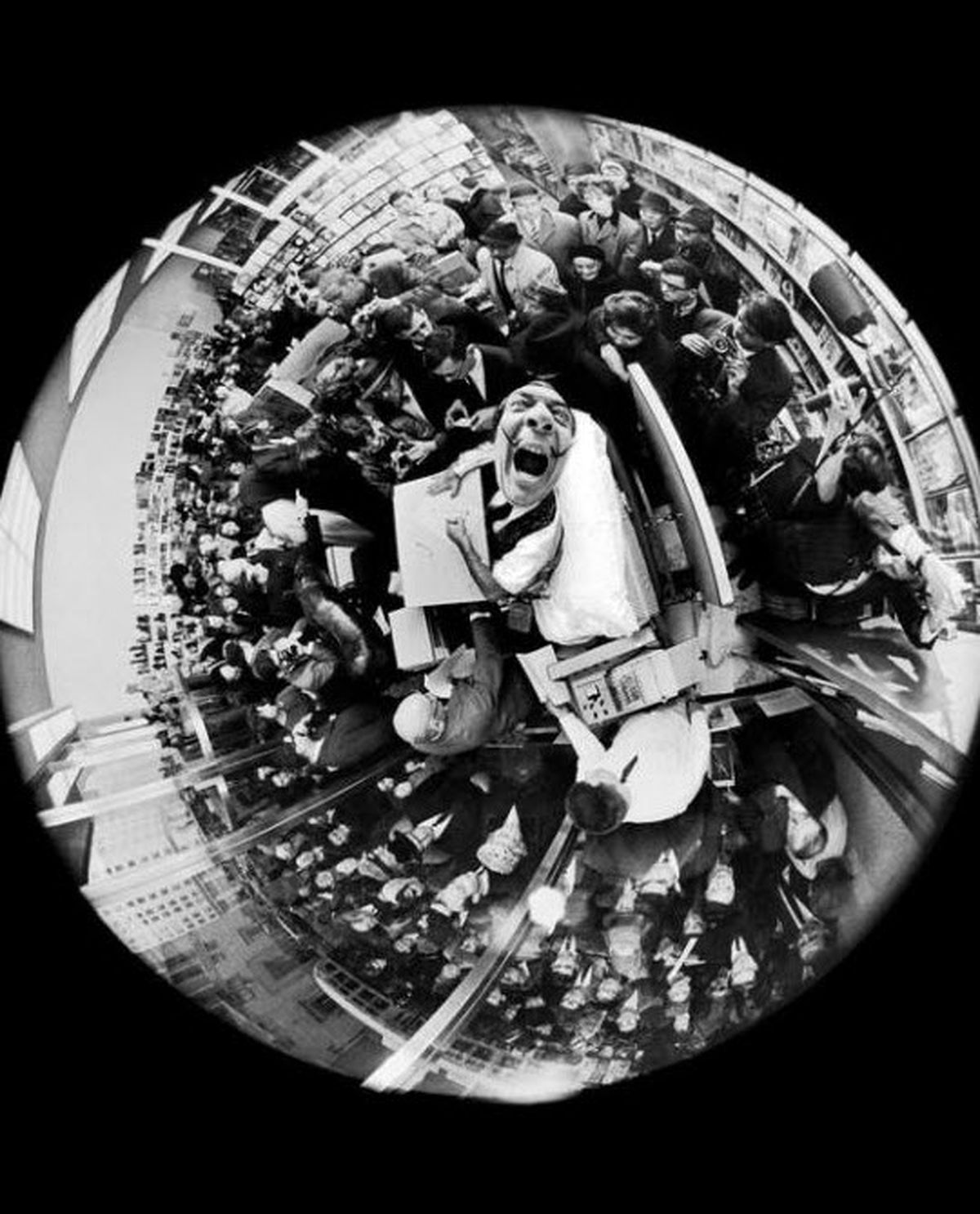 عکسی متفاوت از یک نویسنده شهیر