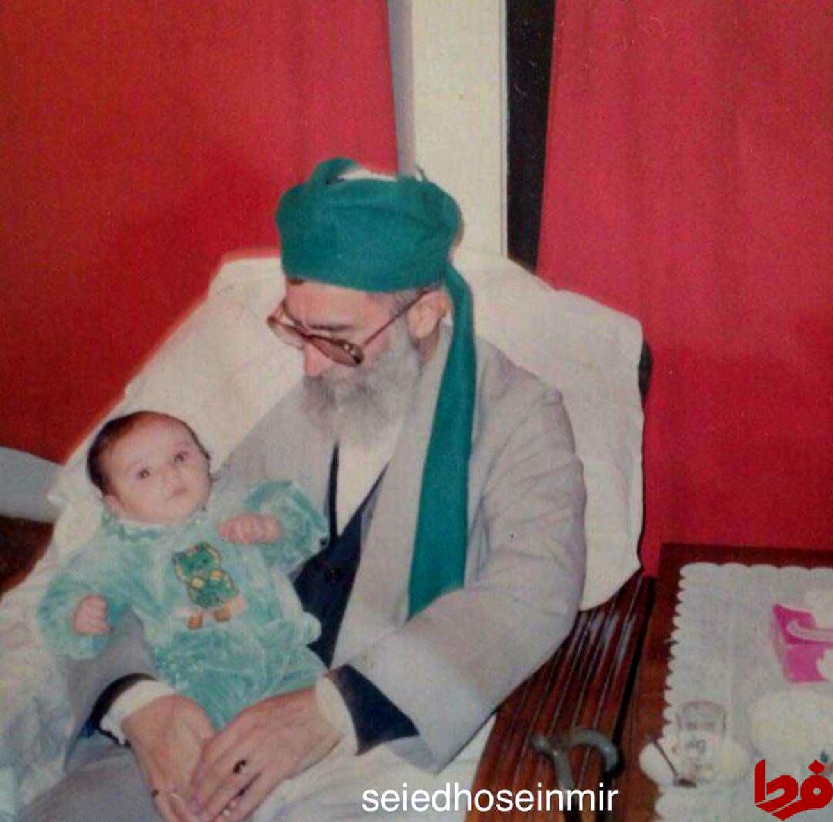 تصویری از مقام معظم رهبری با عمامه سبز