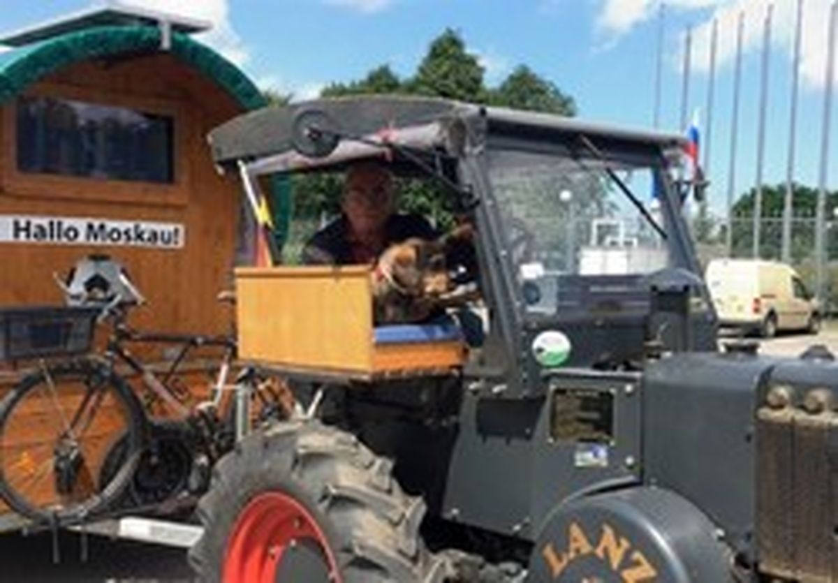 خاطرات جالب هوادار آلمانی که با تراکتور به روسیه رفت