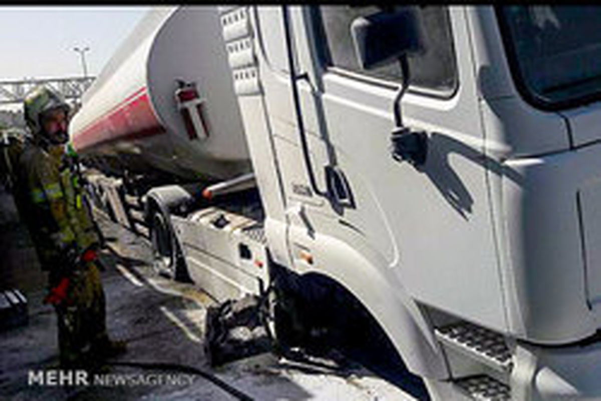 تانکر حامل روغن در جاده بندرعباس آتش گرفت