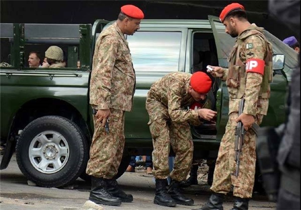 انفجار خودروی بمب‌گذاری شده در کراچی +تصاویر