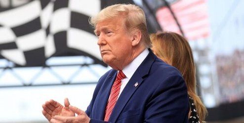 ترامپ با دست دادن به هوادارانش به کرونا دهن کجی کرد +فیلم