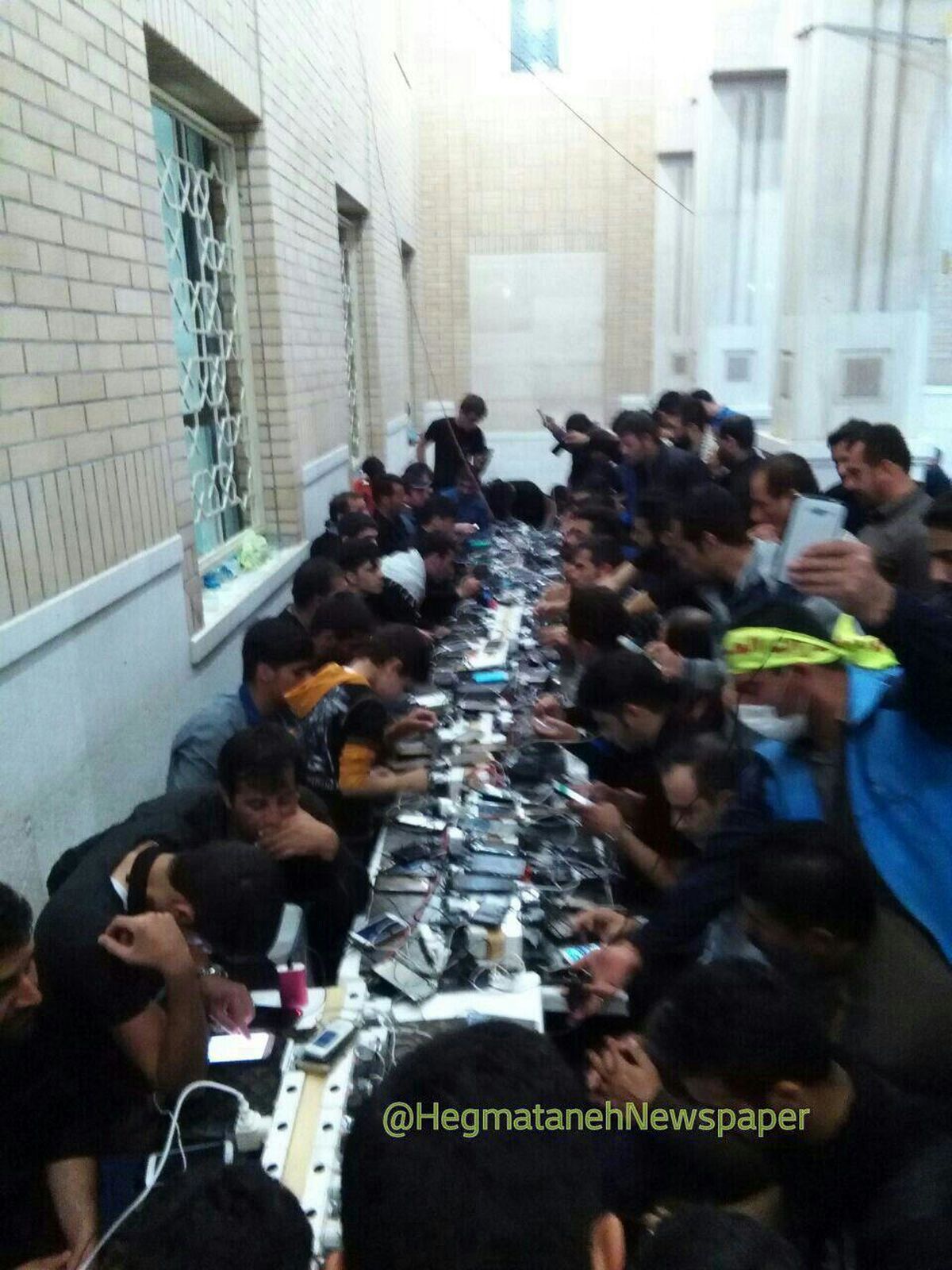 عکس: صف شارژ موبایل در مسجد حکیم نجف