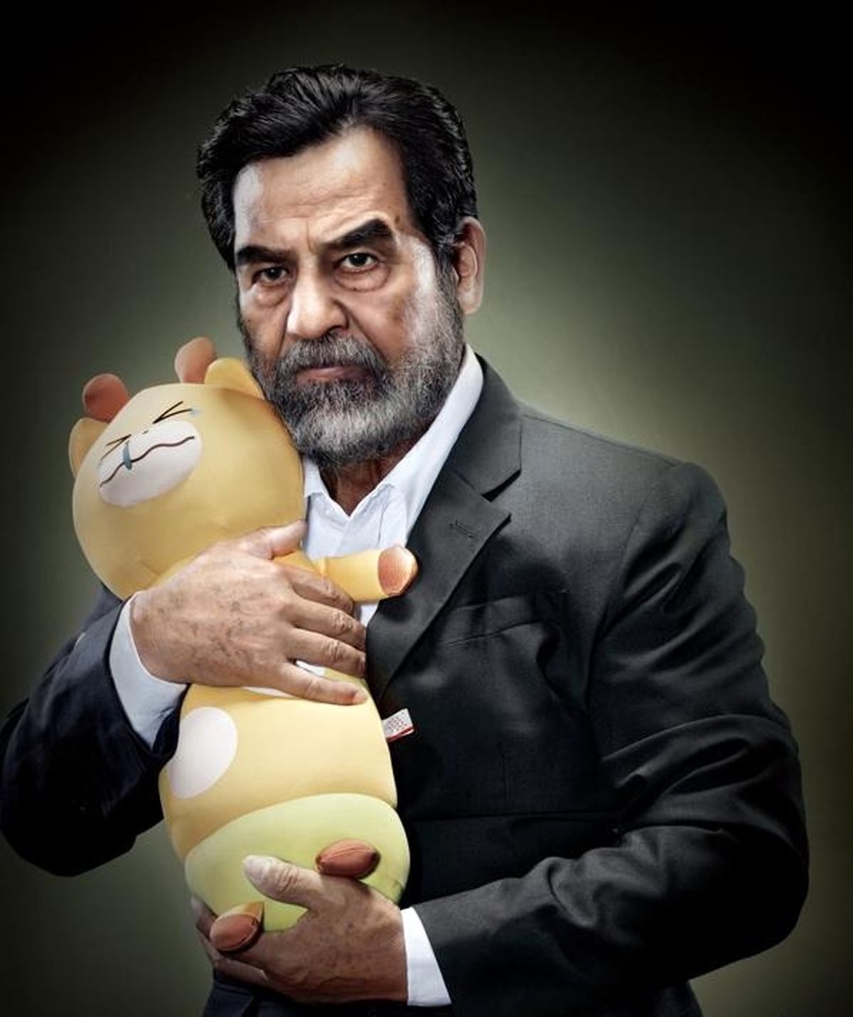 صدام و عروسکش!/عکس