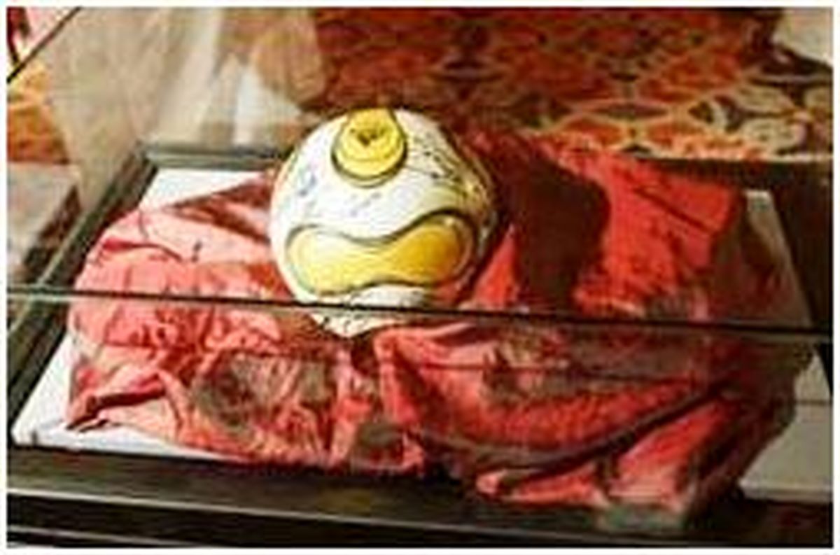 گرانترین توپ فوتبالی جهان/ عکس