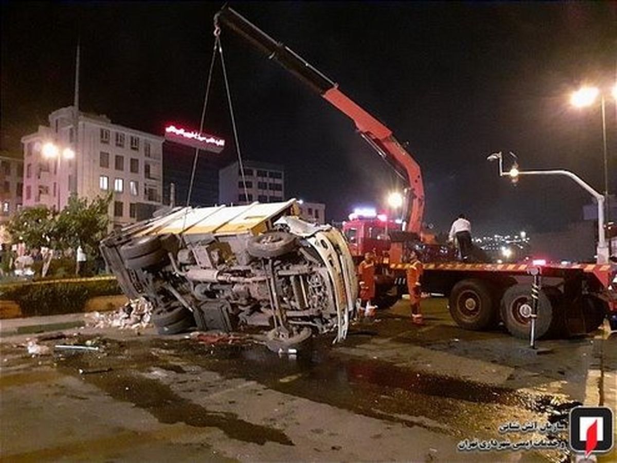تصاویر: مرگ دلخراش راننده کامیونت‌کمپرسی در تهران