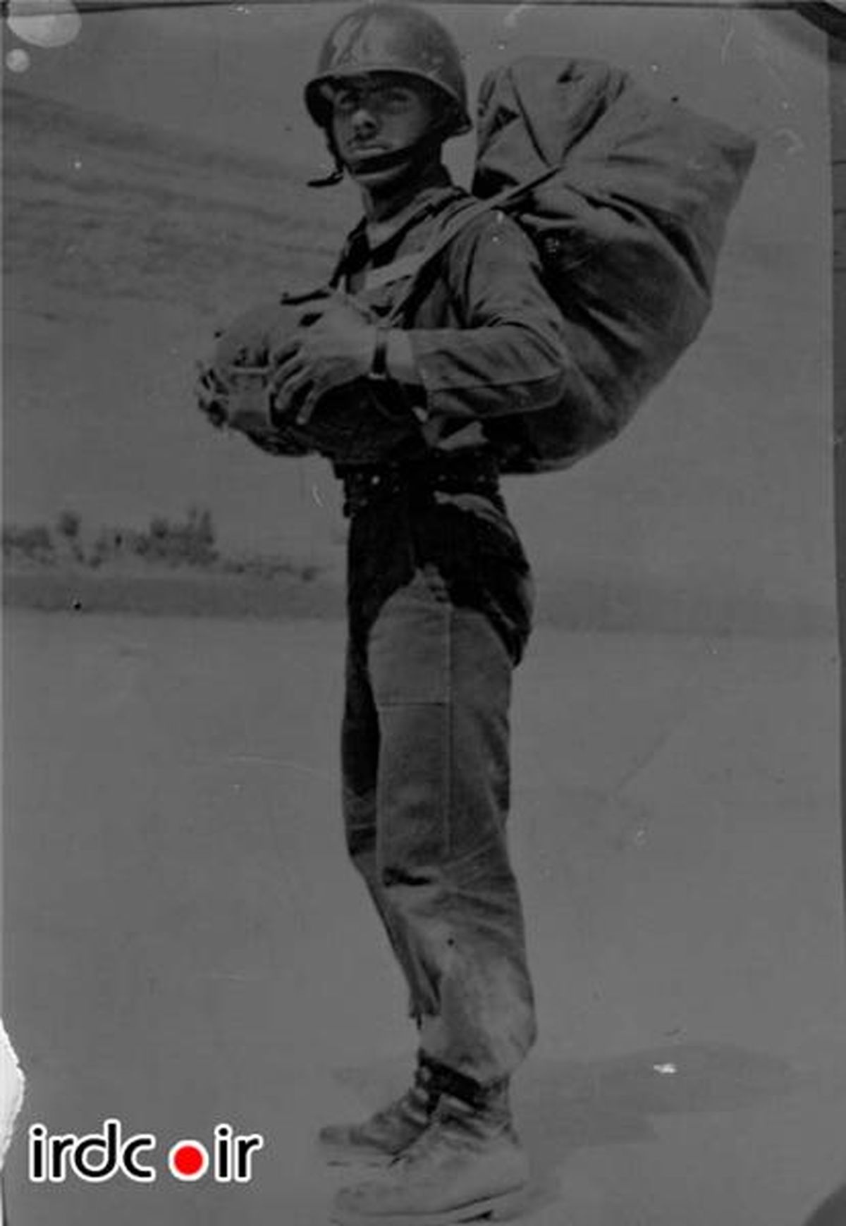 شهید صیاد شیرازی درحال چتربازی/عكس