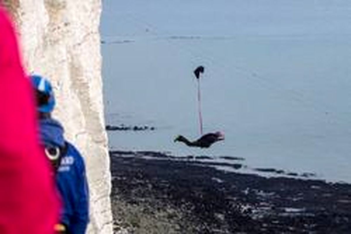 پرش شجاعانه برای نجات دوست از پرتگاه! +تصاویر