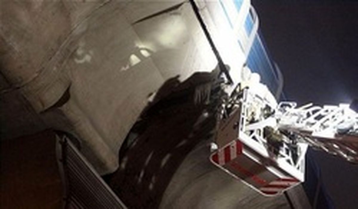 پاکسازی قندیل‌های یخی معابر توسط آتش نشانی +عکس