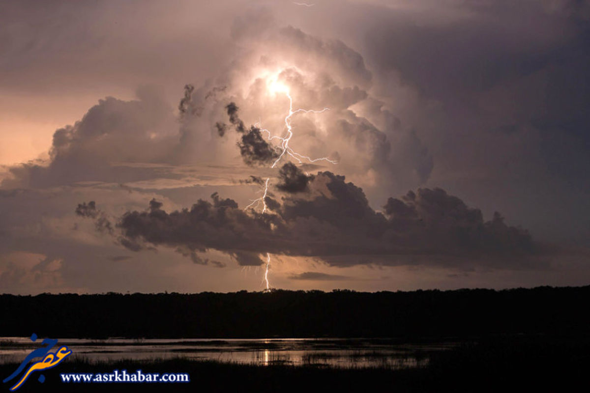 تصویری حیرت انگیز از یک رعد و برق