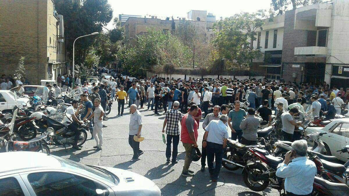 تجمع مردم برای فروش دلار/عکس