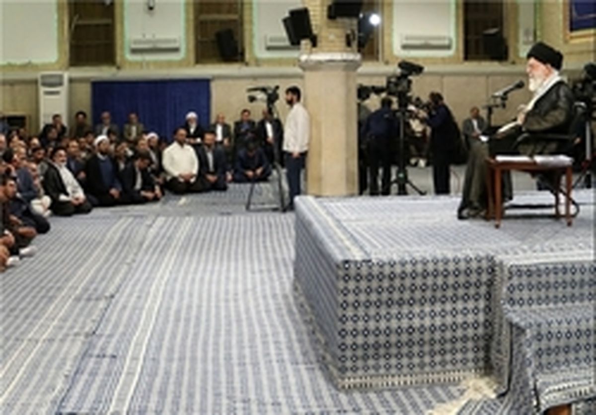 ماجرای زیلوی آبی رنگ بیت رهبری چیست؟ +عکس