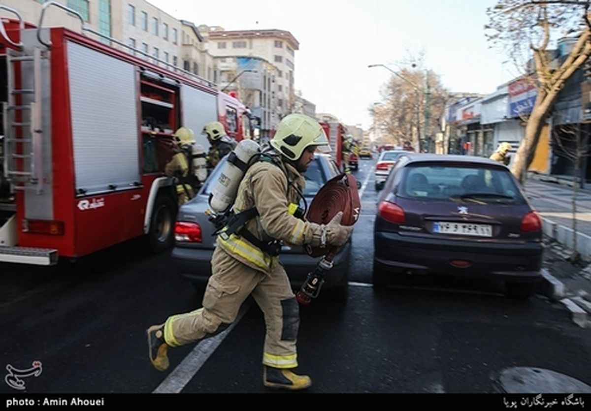 حبس چند نفر زیر آوار در خیابان ظفر +عکس