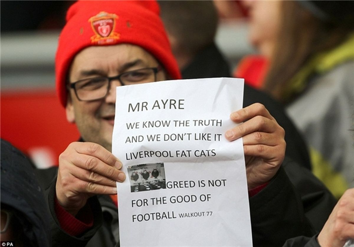 اهتزاز پرچم‌های سیاه در آنفیلد +تصاویر