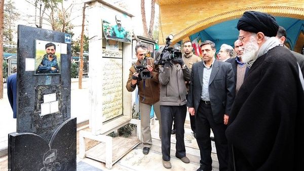 دست‌نوشته‌ رهبر انقلاب در قرآن اهدایی به خانواده‌ شهید آوینی