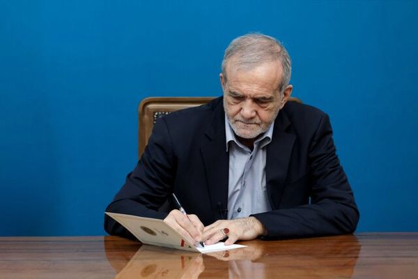 پزشکیان: استاد دینانی عقلانیت و معنویت را به‌درستی به‌هم پیوند زده‌اند