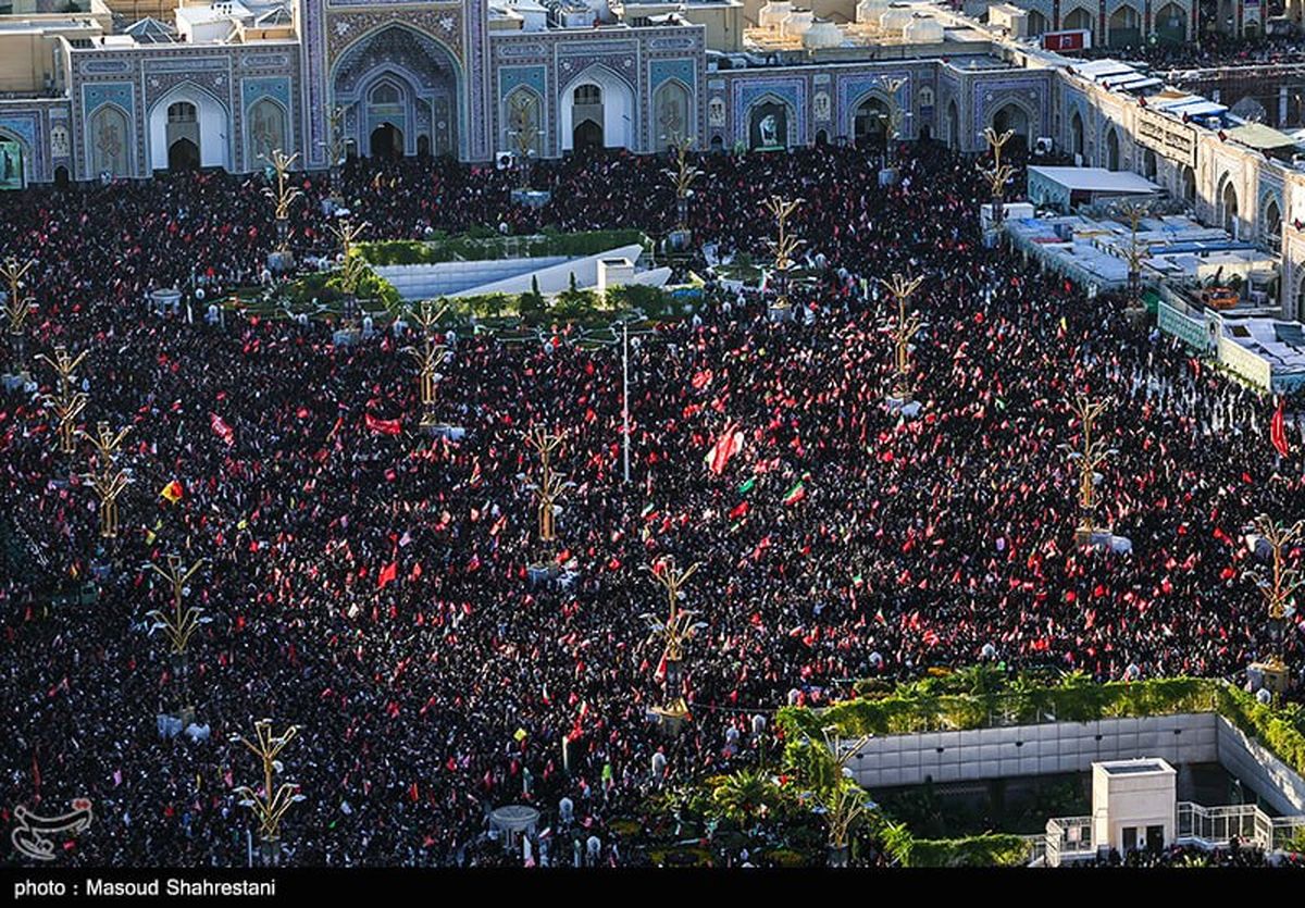 لحظات طواف آقای شهید ایران به دور شمس‌الشموس حضرت علی بن موسی الرضا (ع) +فیلم