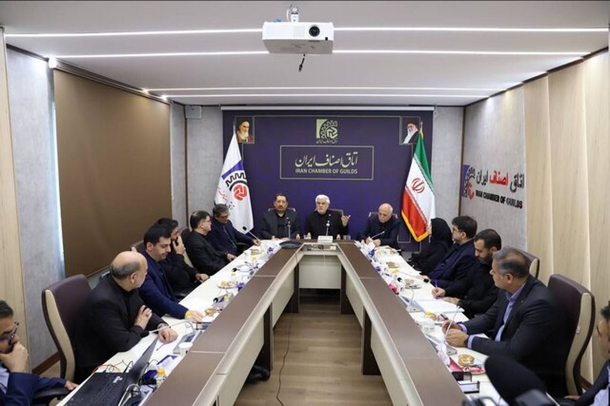 عارف: آمریکا به دنبال جدایی مردم ایران از حکومت است