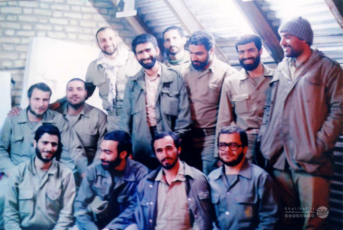 عکس یادگاری جمعی از فرماندهان دفاع مقدس در قرارگاه کربلا در عملیات والفجر ۸