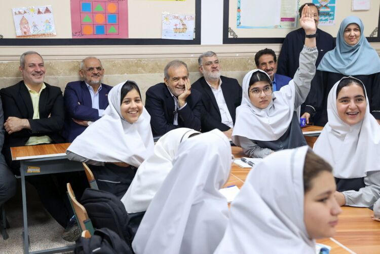 پزشکیان: با مشارکت خانواده‌ها نابرابری آموزشی را از میان برمی‌داریم