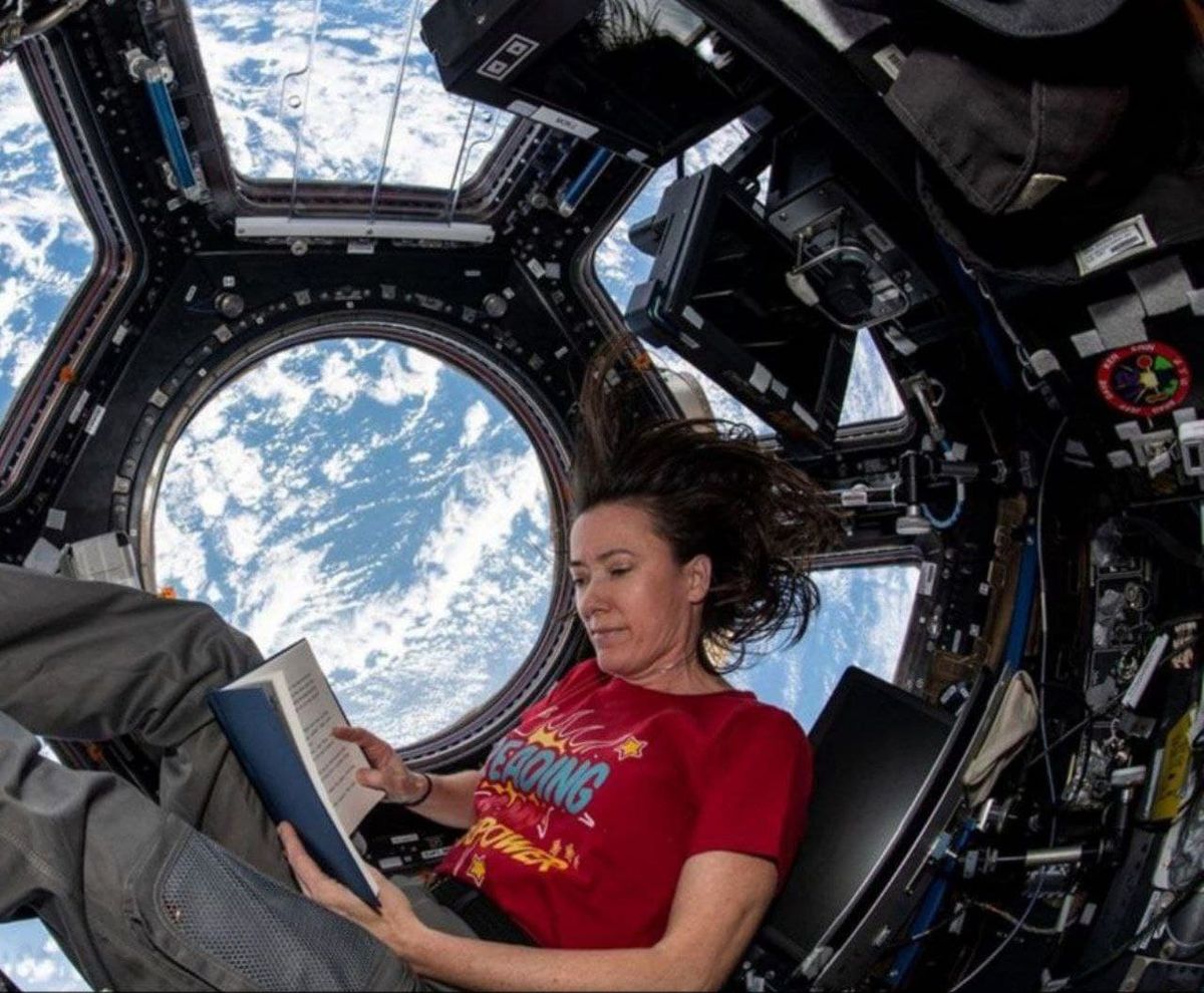 کتاب خوانی در فضا +عکس