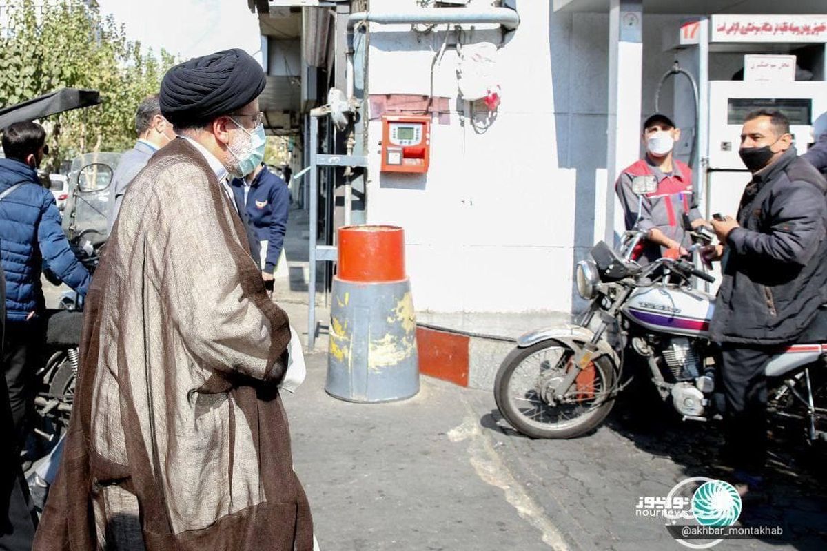  رئیس جمهور در پمپ بنزین میدان فردوسی تهران +عکس و فیلم