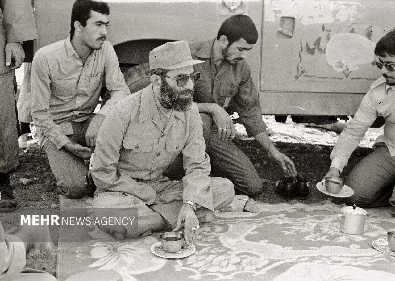 تصاویری ویژه از رهبر معظم انقلاب در دوران دفاع مقدس