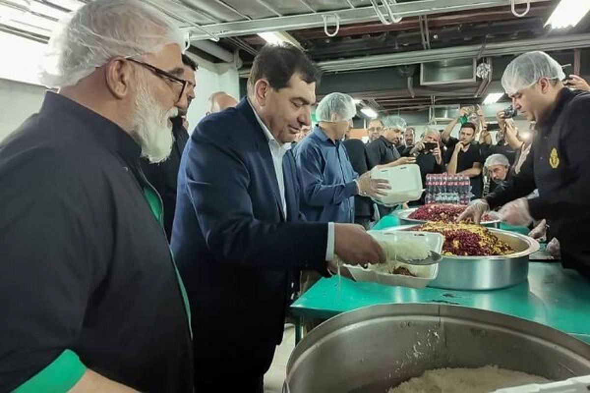 عکس متفاوت مخبر در جمع اعضای گروه جهادی