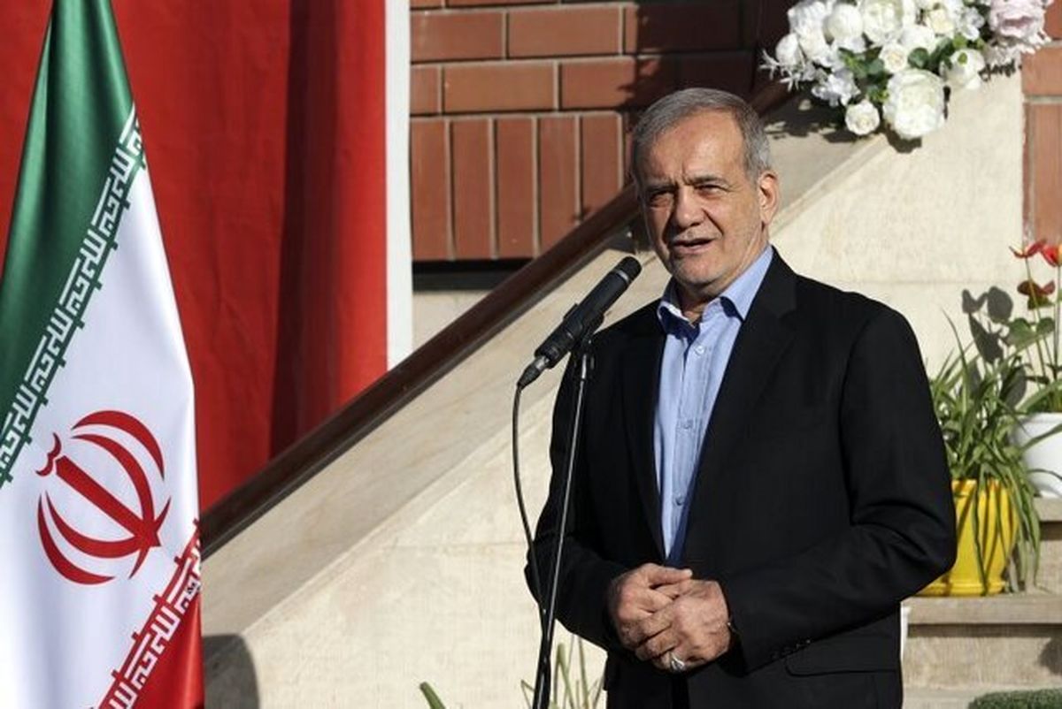 پزشکیان: تلاش می‌کنیم بسترهای رشد دانش‌آموزان را مهیا کنیم / بدانید همه شما طلا هستید
