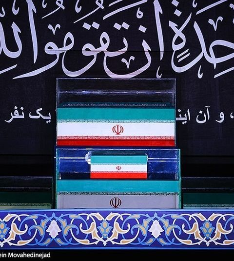 اقامه نماز توسط آیت‌الله سبحانی بر پیکر رهبر شهیدانقلاب و خانواده ایشان با بدرقه میلیونی/ حضور فرزندان رهبر شهید /فریاد انتقام جویی نمازگزاران با شعار یا لثارات الحسین/ پایان مراسم وداع در مصلای تهران + فیلم