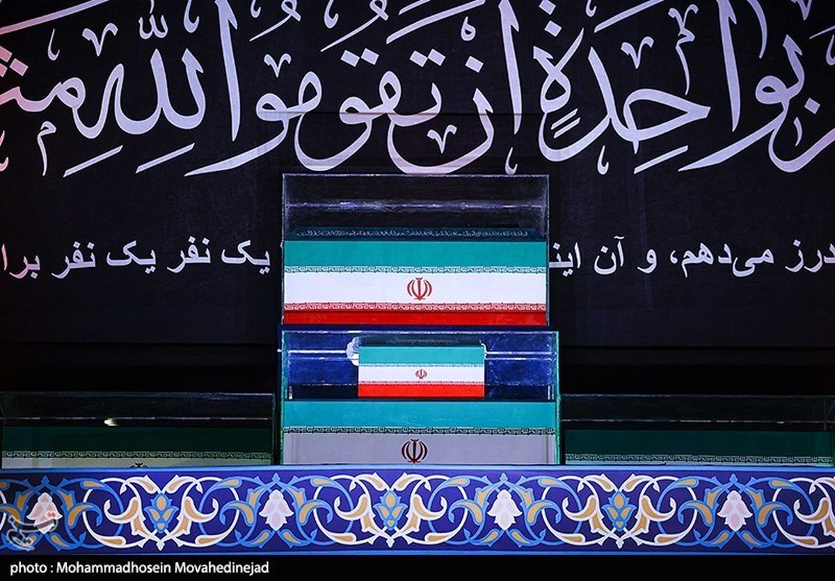 اقامه نماز توسط آیت‌الله سبحانی بر پیکر رهبر شهیدانقلاب و خانواده ایشان با بدرقه میلیونی/ حضور فرزندان رهبر شهید /فریاد انتقام جویی سیل عظیم نمازگزاران با شعار یا لثارات الحسین/ ساعت دقیق مراسم تشییع رهبر شهید فردا  + فیلم