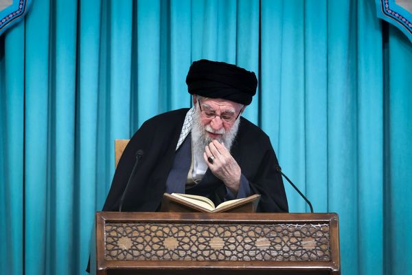 تصاویری از رهبر انقلاب در محفل انس با قرآن کریم 