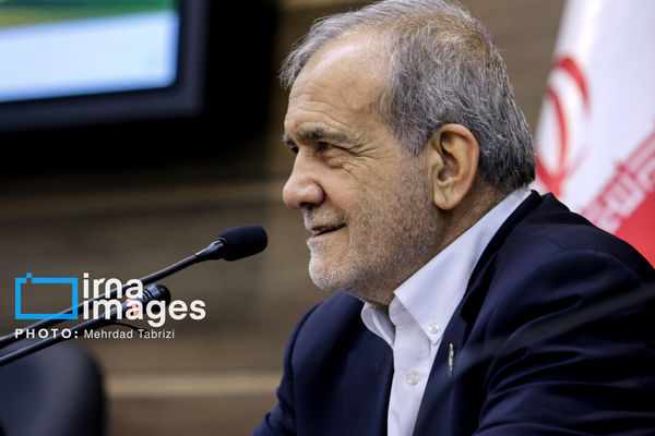 پزشکیان در جمع نخبگان: دشمنان راه ها را برما ببندند راه برون رفت خواهیم یافت