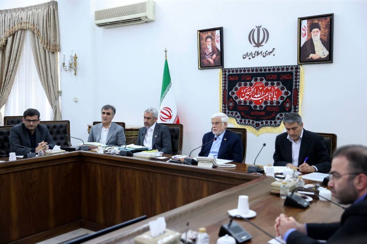 عارف: سازوکار بهره‌گیری از سرمایه‌های ایرانیان خارج از کشور تعبیه شود