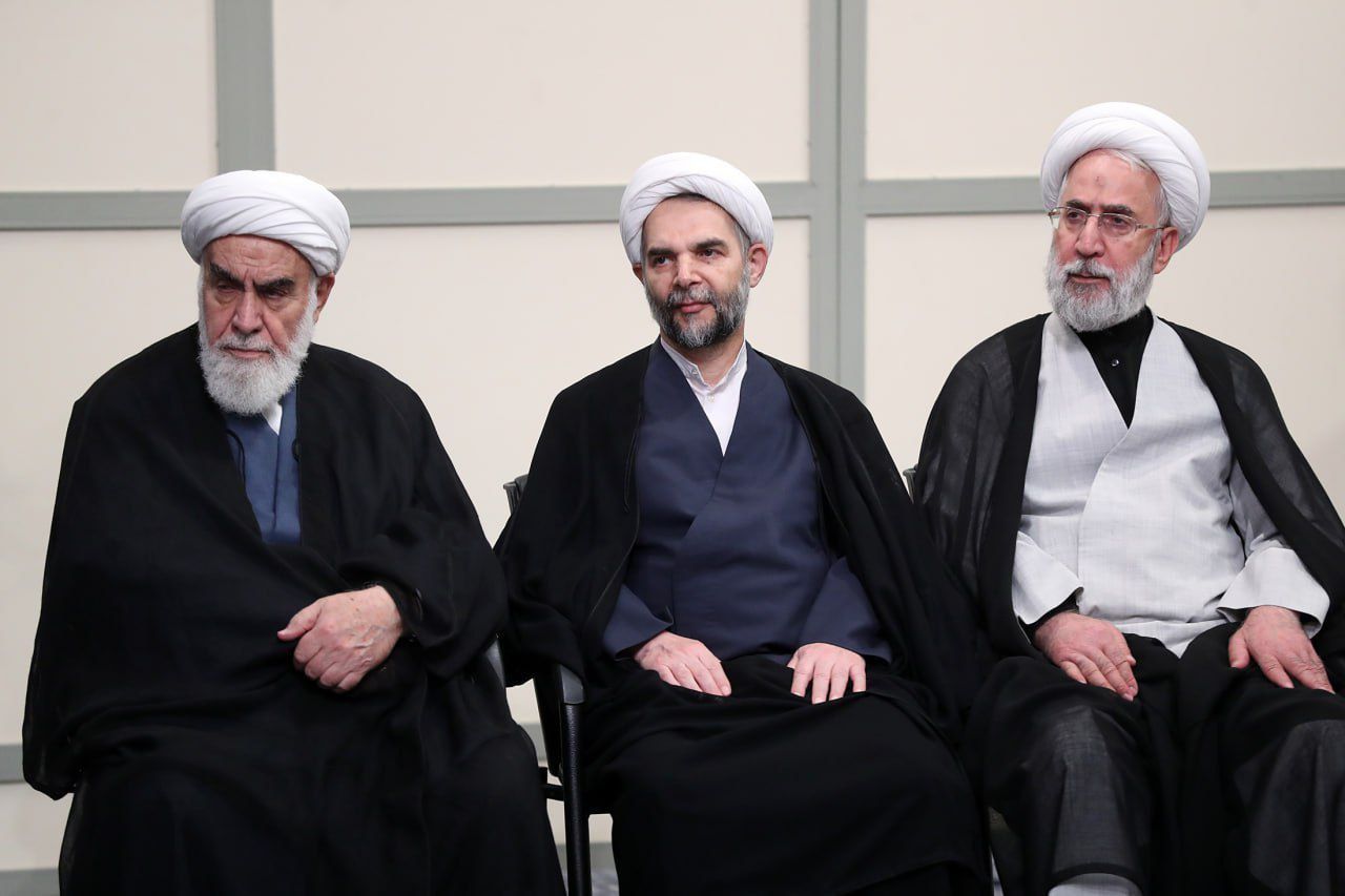 رهبر انقلاب: دستگاه‌های نظامی و دیپلماسی کار خود را با قوت ادامه دهند 