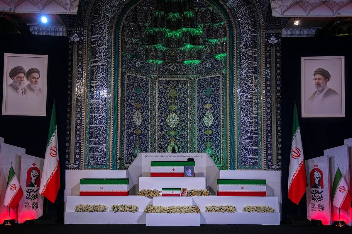 ادای احترام معاون اردوغان و هیئت همراه به پیکر مطهر امام شهید