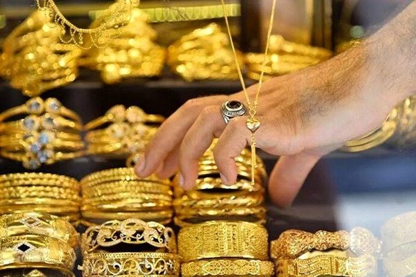 نوسان عجیب قیمت طلا و سکه در آخر هفته | سردرگمی در بازار سکه 