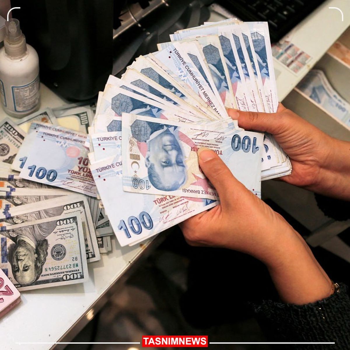 رویترز: ارزش لیر در برابر دلار بشدت سقوط کرد