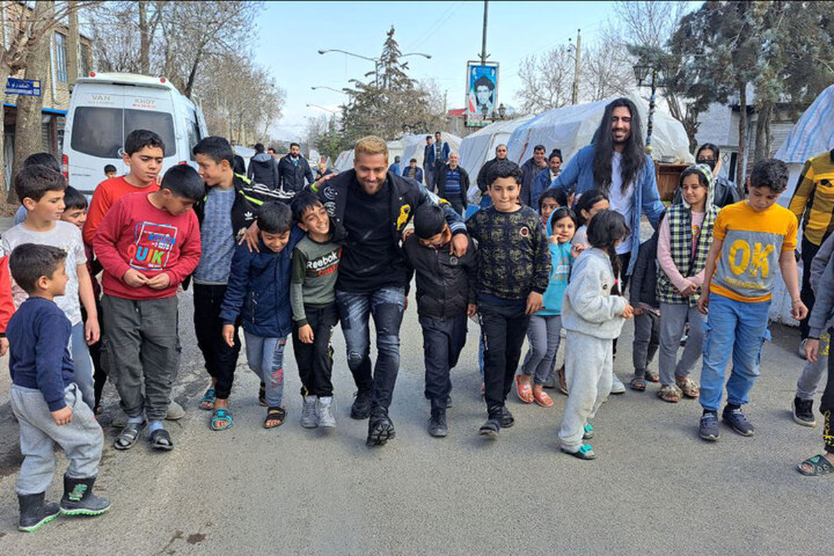 حضور «خواننده معروف»‌ در میان زلزله‌زدگان خوی +عکس