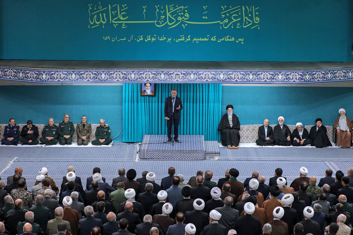 وحدت حرف اول و آخر را میزند/ما باید برای حل مشکلات مردم دست به دست هم بدهیم