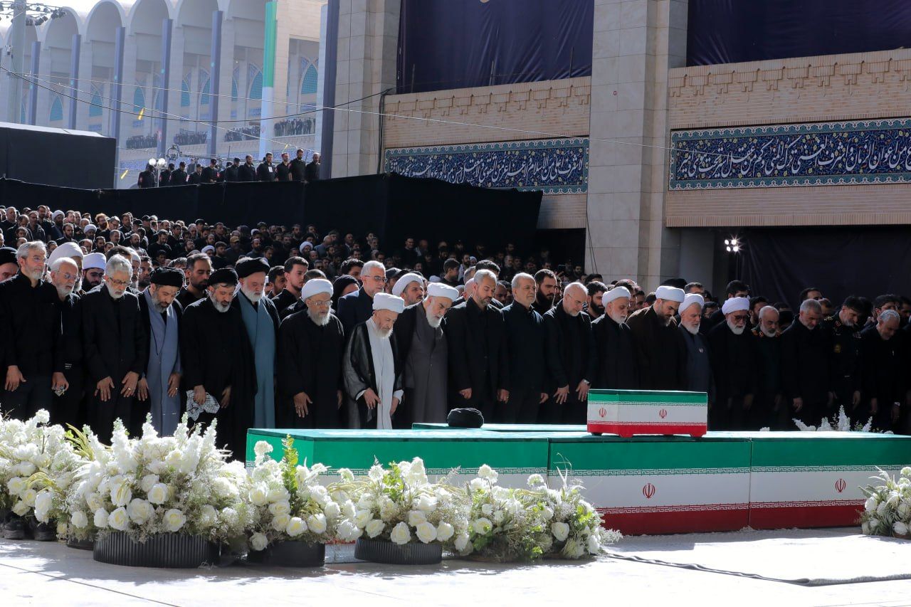 تصاویر حضور فرزندان رهبر شهید و مسئولان درمراسم اقامه نماز