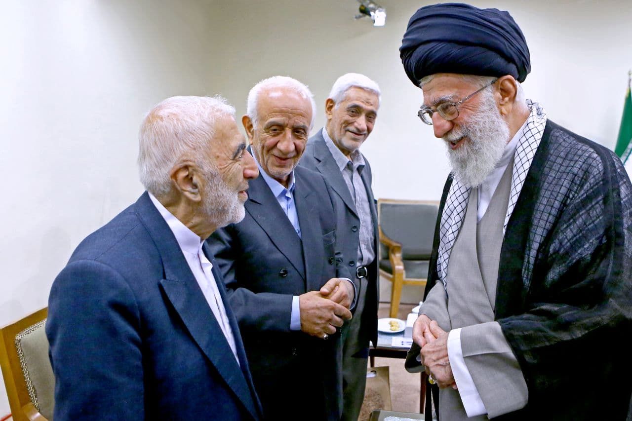 تصویری از گفت‌وگوی رهبر انقلاب با حاج محسن آقا قلهکی