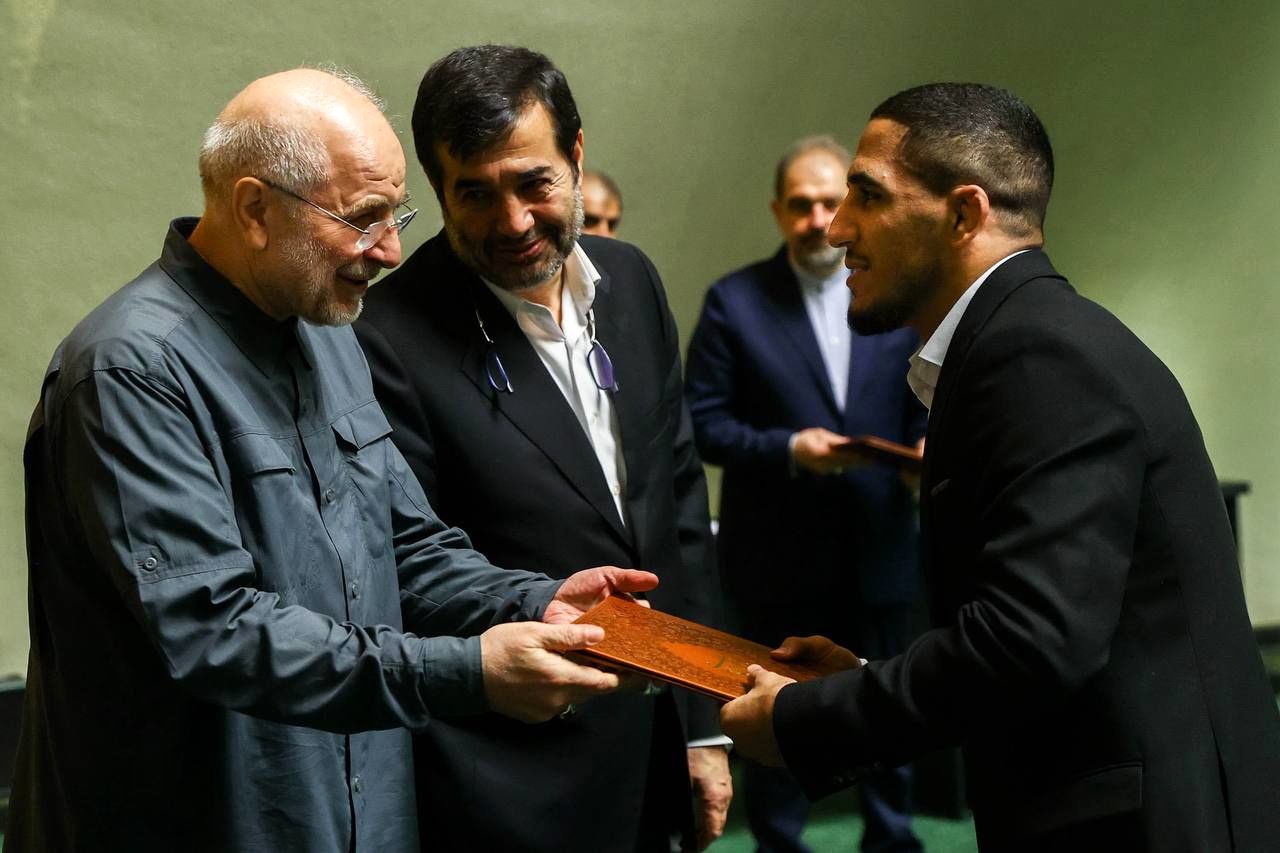 تصاویر: تقدیر از مدالآوران، کادر فنی و مسئولان تیمهای ملی کشتی آزاد و فرنگی توسط قالیباف