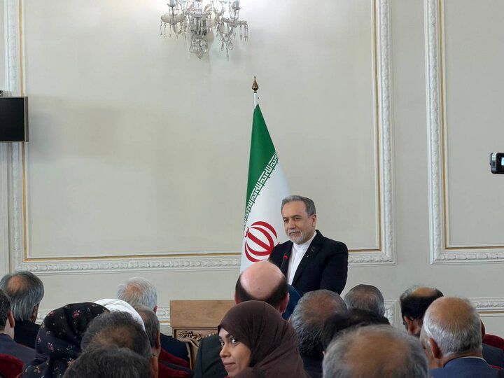 عراقچی: هر جا لازم باشد می‌جنگیم و هر جا لازم باشد مذاکره می‌کنیم