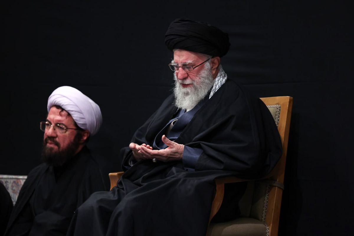 لحظه ورود رهبر انقلاب به حسینیه امام خمینی(ره) در مراسم شام شهادت حضرت زهرا (س)