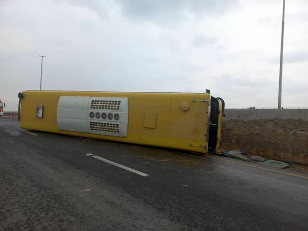 واژگونی اتوبوس در اتوبان تهران- قم +عکس