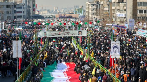 راهپیمایی معنادار بندری‌ها در کنار آب‌های خلیج‌فارس