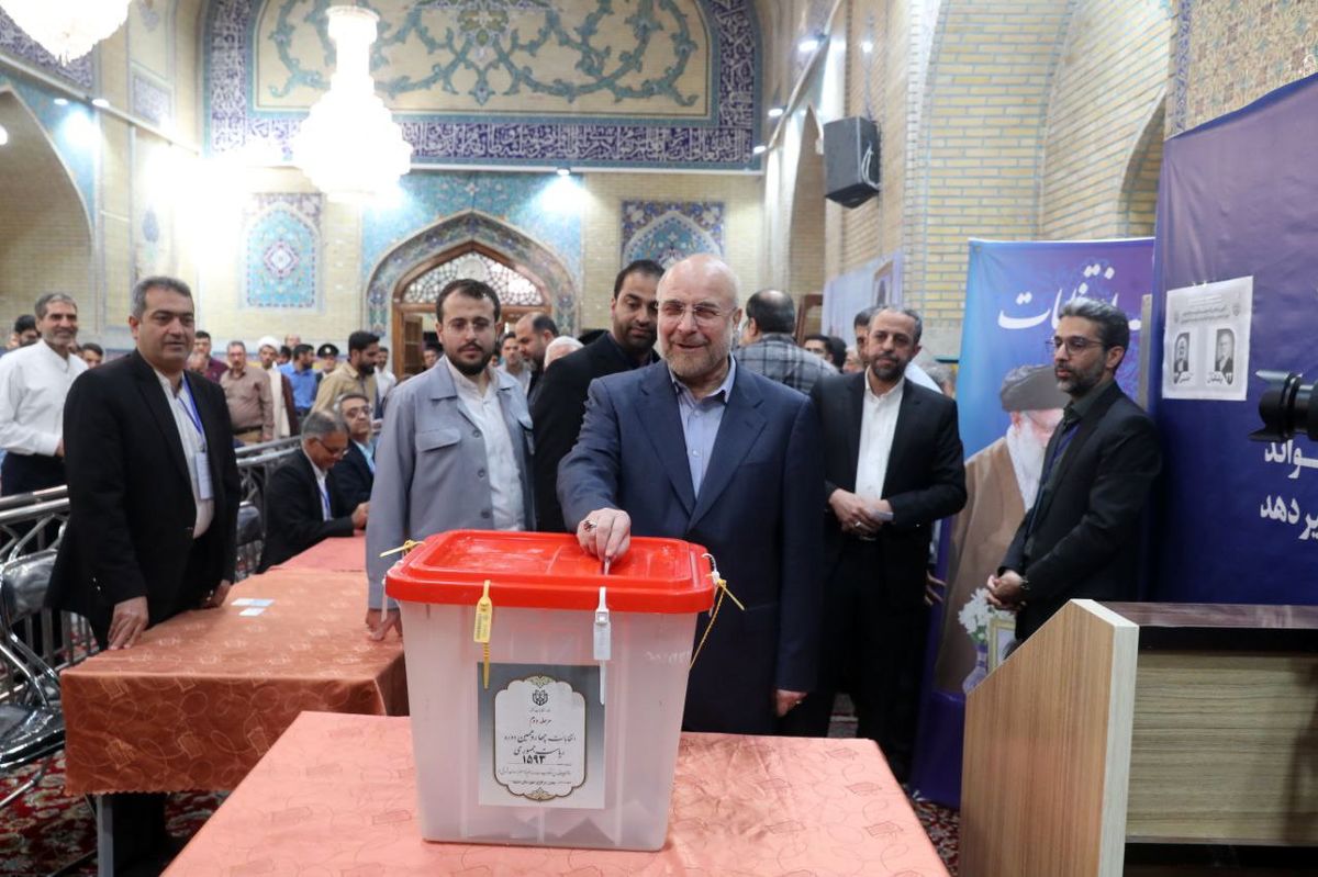 قالیباف در حرم امام رضا (ع) رای خود را به صندوق انداخت