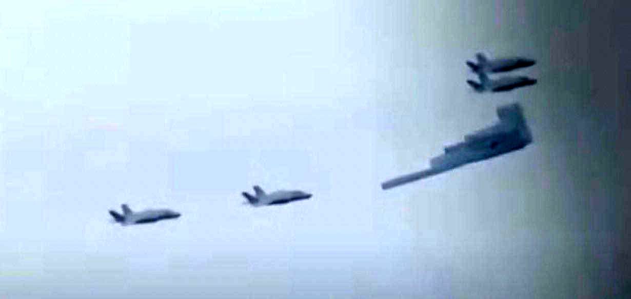 ببینید آسمان‌ها در تسخیر!/ قدرت‌نمایی ترامپ جلوی پوتین با بمب افکن بی۲